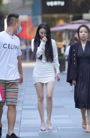 白裙美女