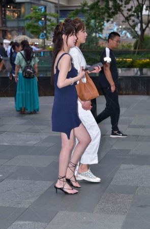 深蓝色短裙美腿美女