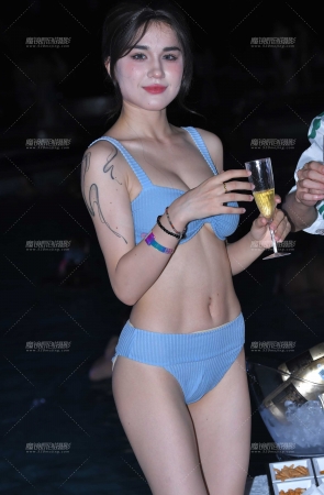 兰色比基尼美女