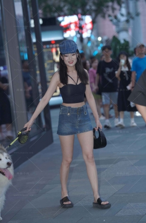 小姐姐养了这么大一只狗狗