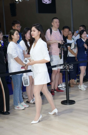 靓丽美女主持人~