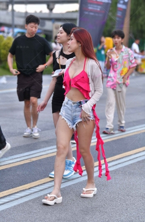 搭讪热裤，人字拖美眉，春光乍......