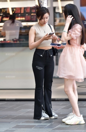 &白皙黑色牛仔裤美女