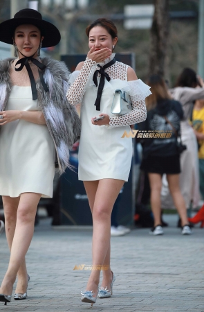 短裙，裸腿，高跟