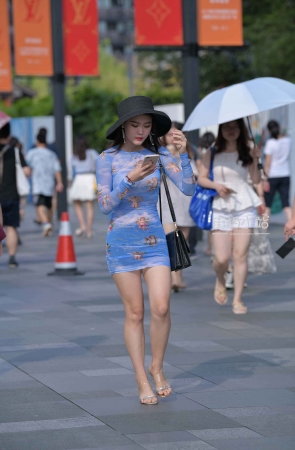 包臀超短裙街拍美女