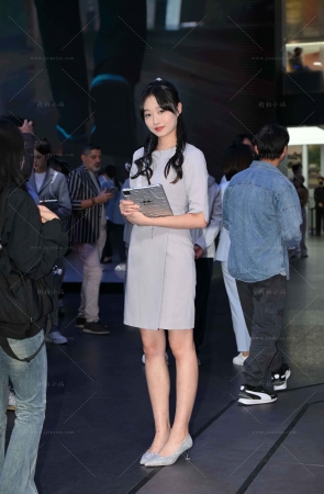 认真工作的小姐姐~