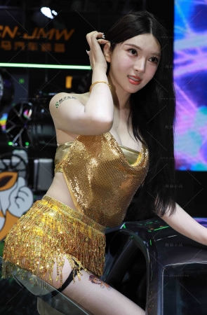 金光闪闪得短裙性感车模