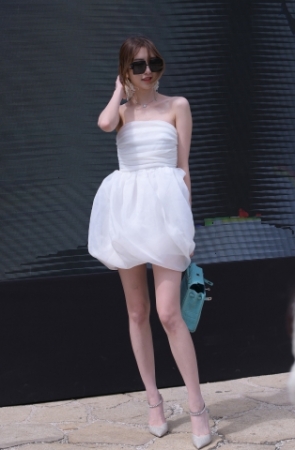 白皙美腿优雅的小姐姐