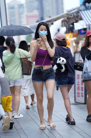 街拍热裤吊带衫美眉