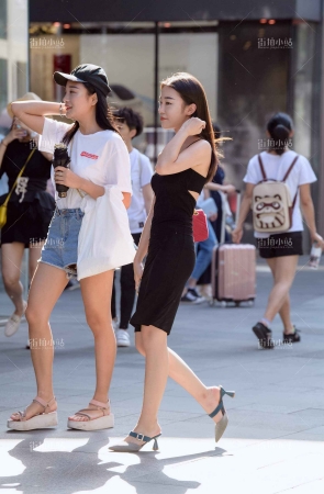 黑裙小姐姐