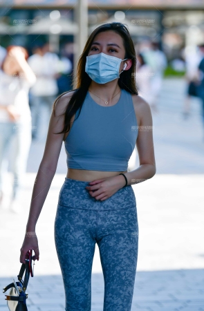 &花色紧身裤美女