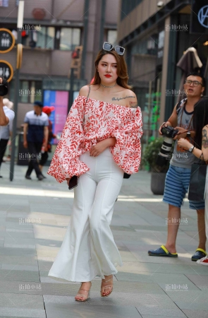 宽松白裤美女
