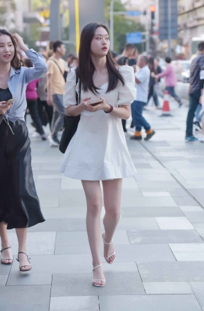 甜美的白裙美眉