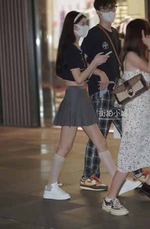 百褶短裙小姐姐