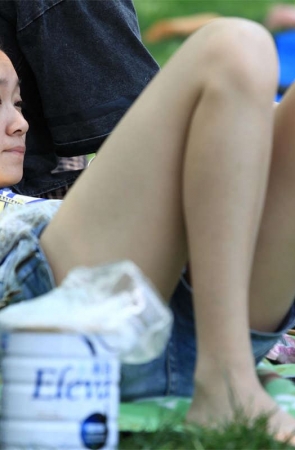 No1180 少妇热裤长腿 ，双脚不安份地摆出种种撩人的姿势 第1套