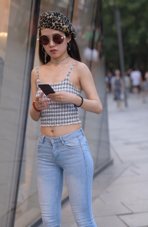 墨镜牛仔小妹