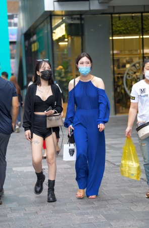 蓝色连体衣美女