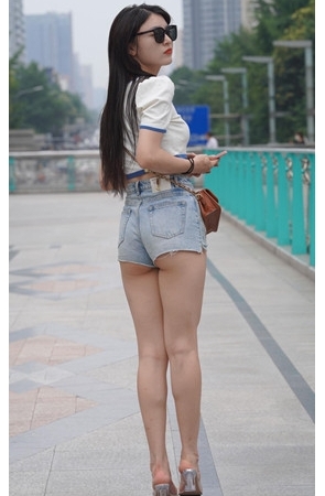 戴着墨镜的热裤月牙美女【套图+视频】