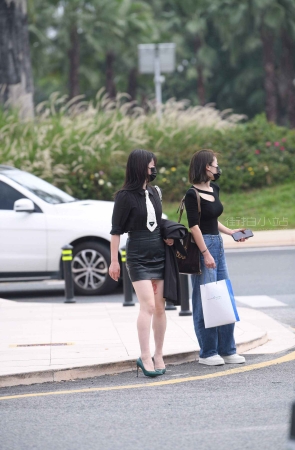 皮裙高跟性感街拍美女