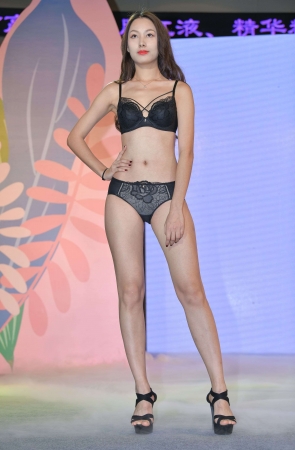 J97模特街头棚景走秀