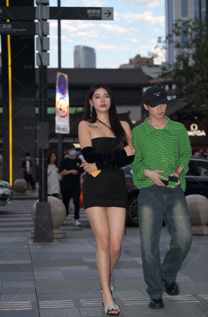 夜拍超短裙美腿美女