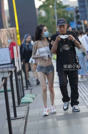 街拍小蛮腰、大花臂超短热牛美眉