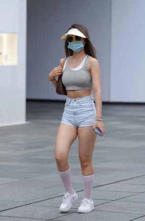热裤美眉