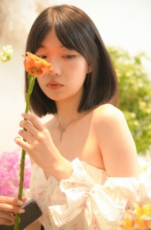 白裙女孩