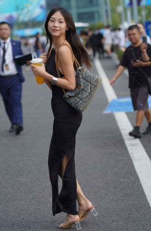 黑色开叉长裙美女