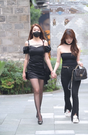 时尚黑色吊带裙