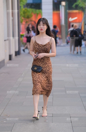 吊带豹纹小姐姐