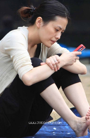 白净玉足知性成熟美少妇