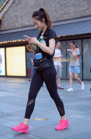 运动装美女修身显气质