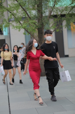 红色长裙小姐姐