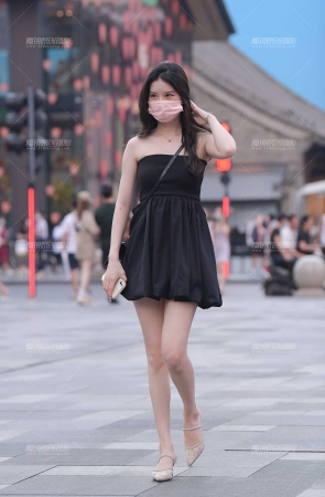 搭讪白皙美腿女孩