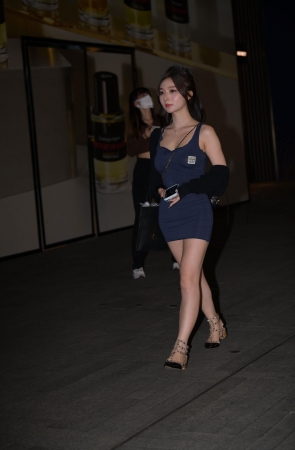 2276-16+52眉目清秀的女孩