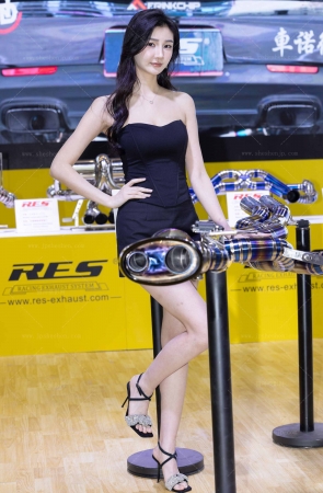 250328-35=26 一身黑色穿搭的性感美腿车模 5P