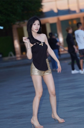 金色短裤美腿