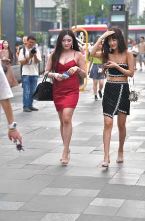 熟悉的裙子，丰腴的小姐姐