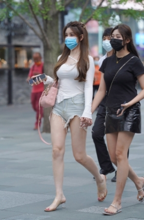 热裤大白腿