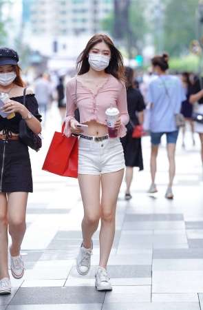 漂亮的白色热裤小姐姐