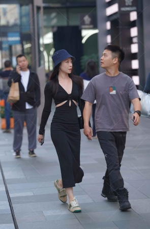 街拍黑色裙女友