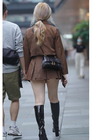 黑靴超短百褶裙小姐姐【套图+视频】