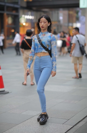 爱穿紧身裤的妹纸