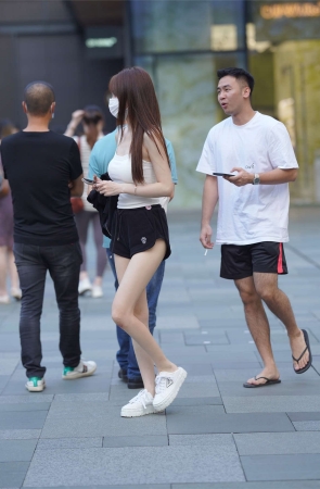 黑白搭配青春美