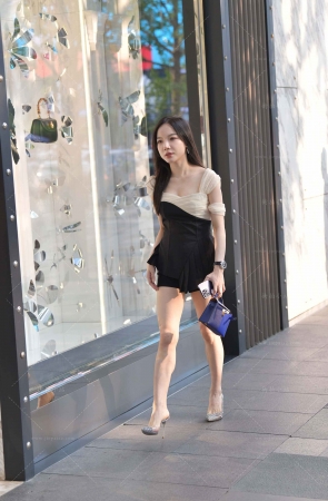 街拍美腿凉高小姐姐