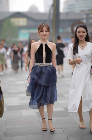 搭讪街拍深色群凉高美女