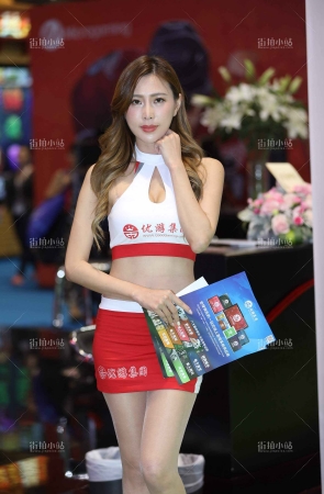 红色短裙美眉