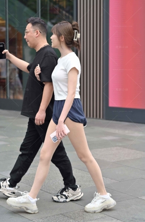 街拍美腿，热裤小女友