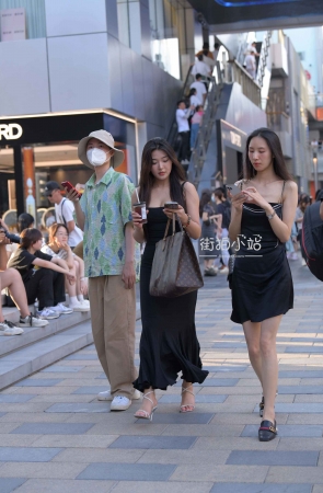 街拍黑色长裙美眉